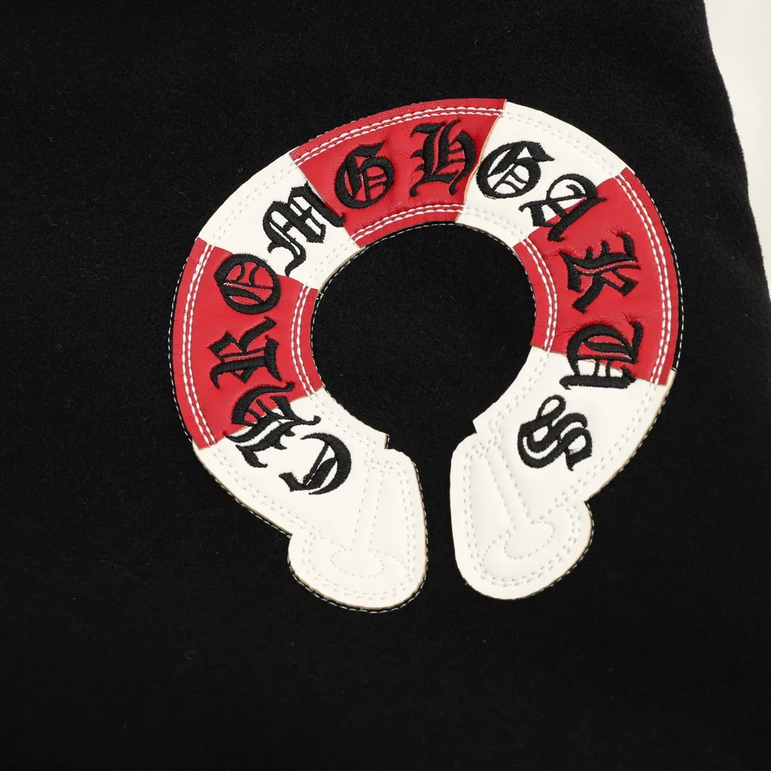 🅿️570 CH/Cro Heart Horseshoe Embroidered Baseball Jacket Warm reminder: It is recommended to hand wash or dry clean! ! This year is particularly popular. Baseball uniform jackets are available at all levels on the market (you must compare the details). The most powerful quality control. Baseball uniforms have been produced and researched for 7 years. The details are exquisite. With it, you will be the most handsome boy in the world. The fully painted four-button buckle (button with LOGO), the fabric is customized for more than a month. It is not ready-made in the market. It is made of wool blend, custom-woven and dyed. It has high color fastness. It is recommended to hand wash or dry clean for the first time. "Custom-woven knitted rib at the hem", the lining is made of silky and delicate cupro fiber material, which can be worn directly next to the body. It is extremely comfortable, a heavyweight item, purchase version! Size：XS-L